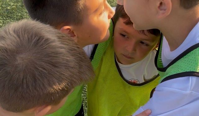 Miniklerin futbol taktiği güldürdü: Sağ kanadı paylaşamadılar
