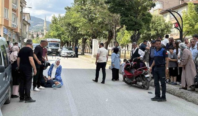Motosiklet yayaya çarptı: 2 yaralı