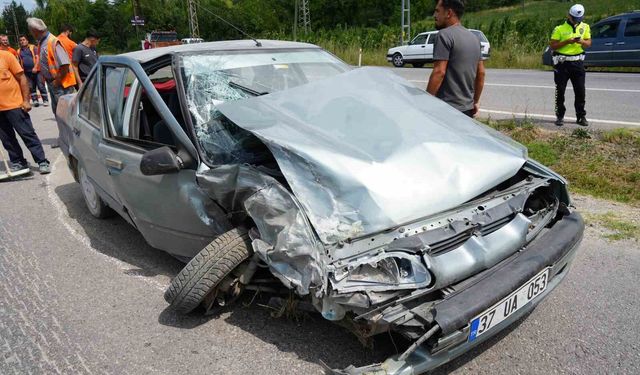 Otomobil ile kamyonet çarpıştı: 3 yaralı