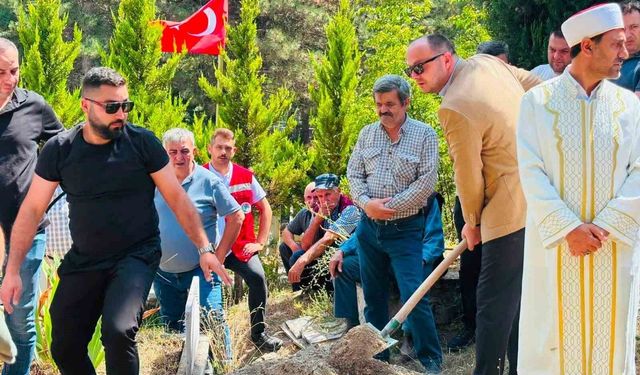 Şehit Ziya Sarpkaya'nın annesi son yolculuğuna uğurlandı