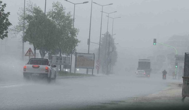 Serinleten yağış trafikte zor anlar yaşattı
