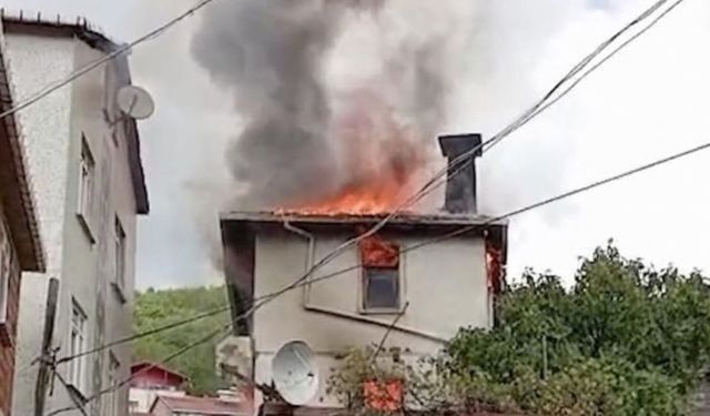 İki katlı ev alev alev yandı
