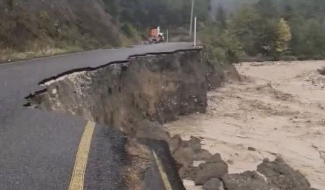 Dere taşma noktasına geldi: Hızlı akan sular yolu çökertti