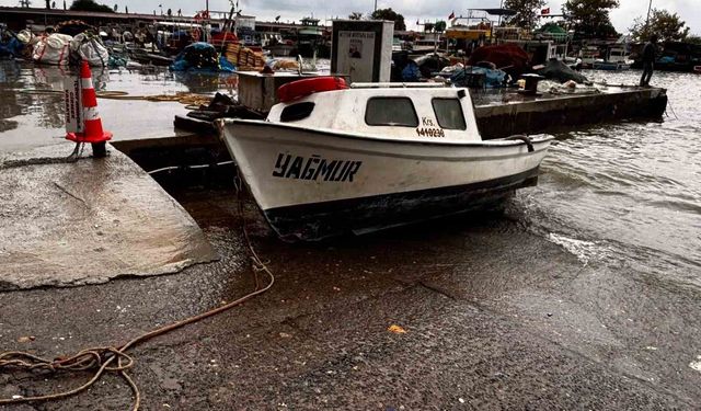 Fırtına balıkçı barınağını vurdu: 4 tekne battı