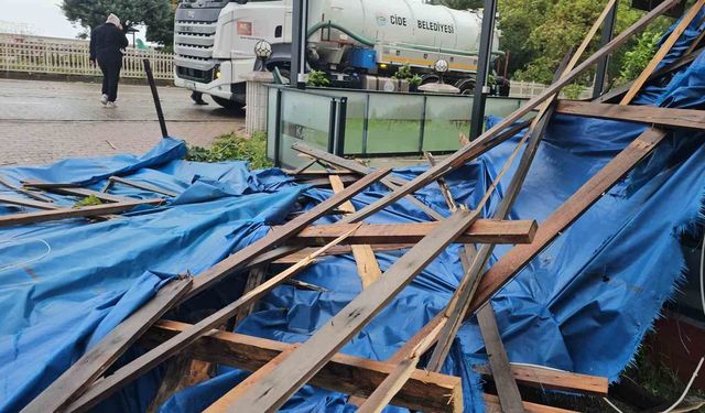 Fırtına etkili oldu: İş yerleri zara gördü