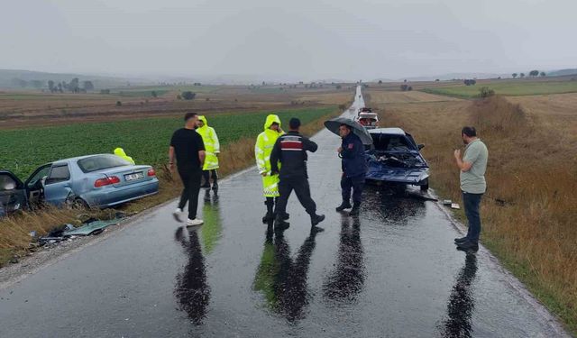 İki otomobil çarpıştı: 2 yaralı