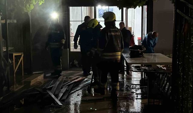 İkiz villanın bahçesinde çıkan yangın korkuttu