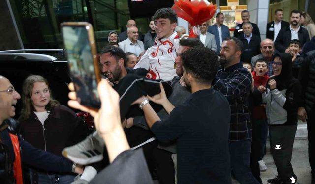 İsrailli rakibini yenerek dünya şampiyonu olan milli sporcuya coşkulu karşılama