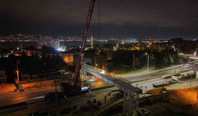 Kavşakta 80 tonluk tabliye gece operasyonuyla yerine konuldu