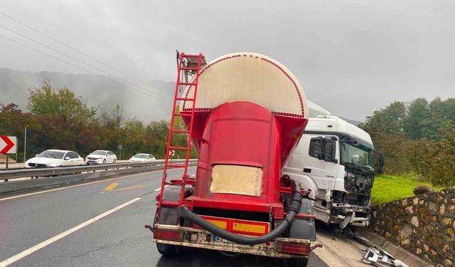 Kayganlaşan yolda tır makasladı: 1 yaralı
