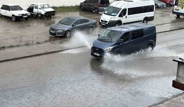 Sağanak yağış yolları gölete çevirdi: Araçlar temkinli ilerledi