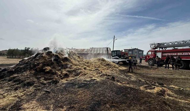 Saman balyaları alev alev yandı: Traktör ve römork kullanılamaz hale geldi