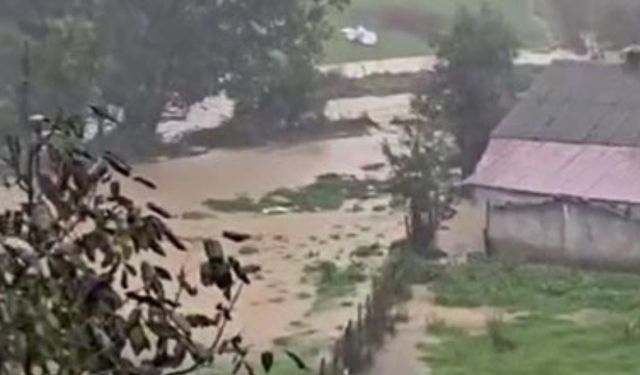 Şiddetli sağanak sele dönüştü: Yol ulaşıma kapandı