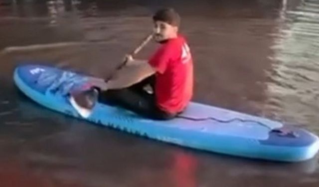 Sokaklar göle dönünce SUP ile gezintiye çıktı