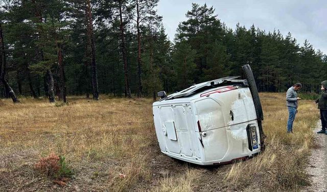 Kaygan yolda kontrolden çıkan hafif ticari araç yan yattı