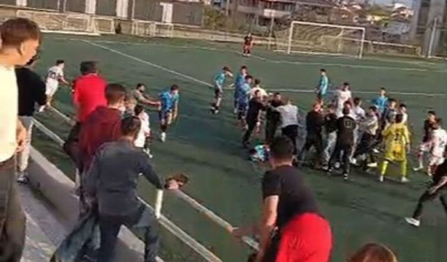 Futbol sahasında yumruklar konuştu! Hakem maçı bitiremedi