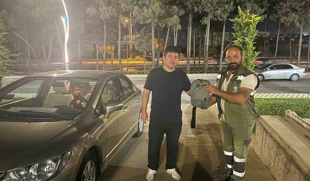 İçinden 400 bin liralık altın çıkan çantayı sahibine ulaştırdı