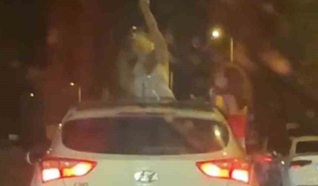 Otomobilden sarkarak dans eden kadınların tehlikeli yolculuğu kamerada