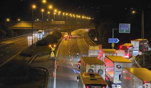 Kimyasal yüklü tır devrildi: İstanbul yönü trafiğe kapandı