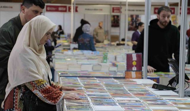 Kitap fuarı kapılarını açtı: Her yaştan okur fuarda