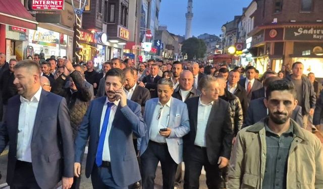 Seçim zaferini yaklaşık 800 metre yol yürüyerek kutladılar