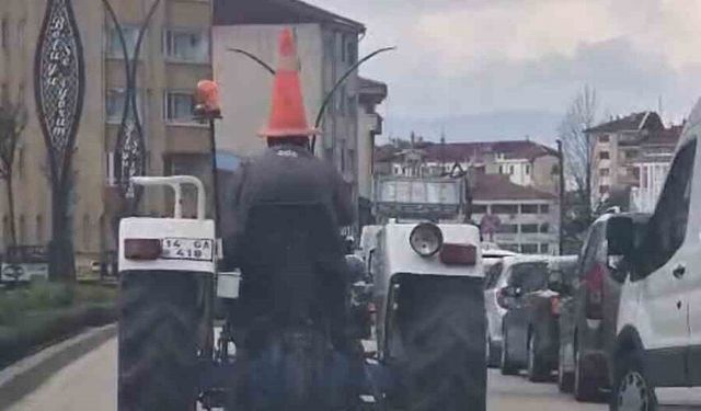 Trafikte ilginç görüntü: Başına duba geçirip traktör sürdü