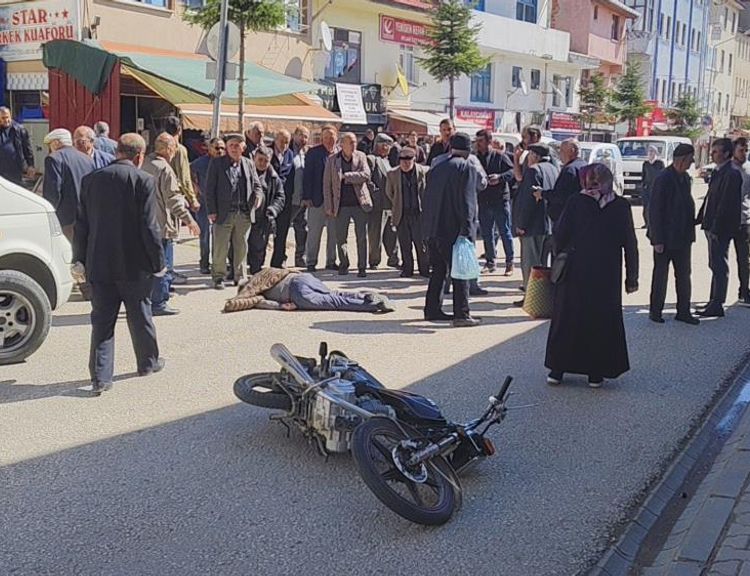 Motosiklet yayaya çarptı: 2 yaralı
