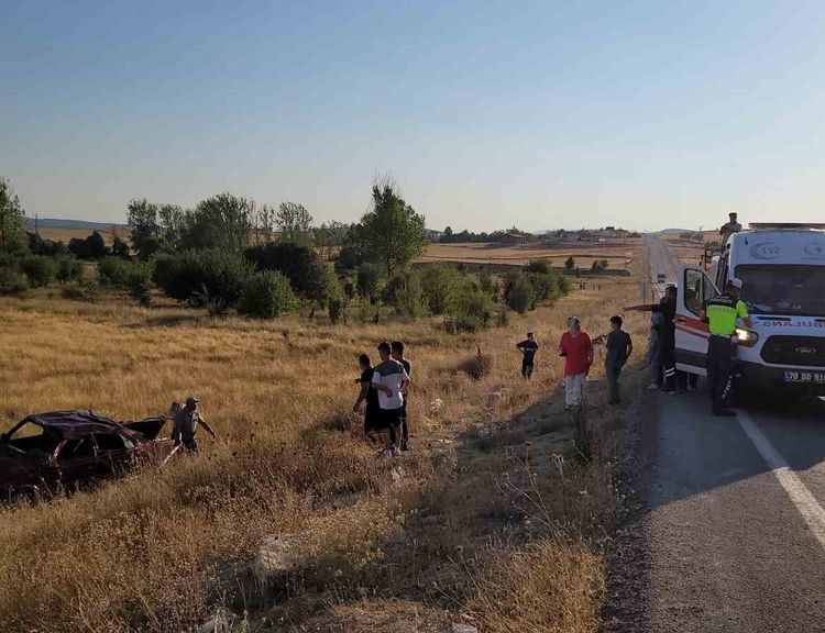 Takla atan otomobil tarlaya uçtu: 1’i ağır 5 yaralı