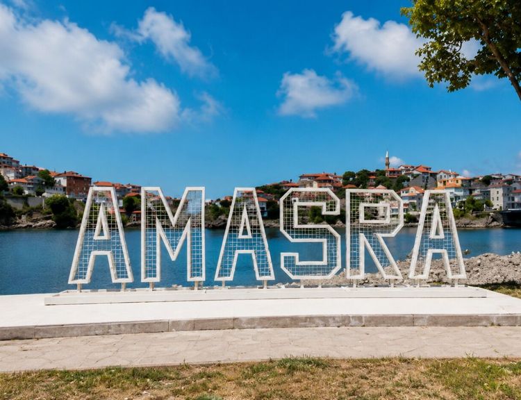 Turistik ilçe Amasra'ya ışıklı tabela