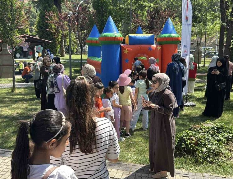 Yüzlerce öğrenci yıl sonu bitirme şenliğinde doyasıya eğlendi
