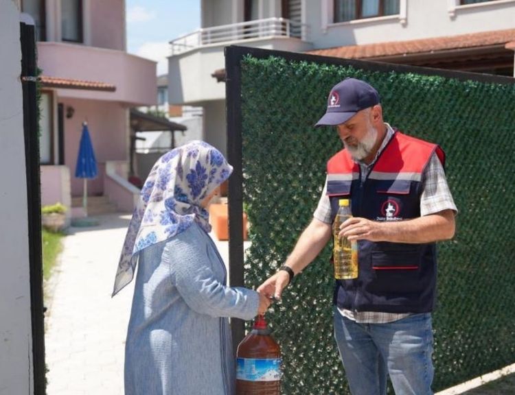 Atık yağ kampanyasına katılanlara sıvı yağ hediyesi