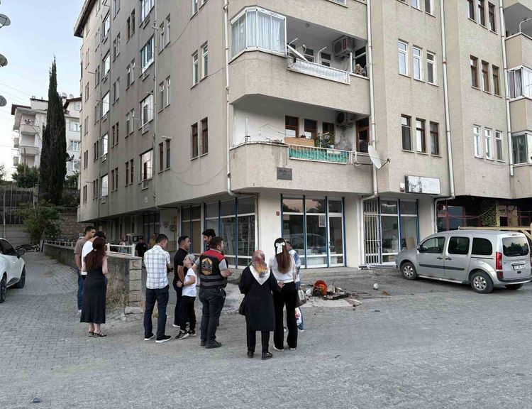 Balkondaki saksının aşırı ısınması sonrası çıkan yangını vatandaşlar söndürdü