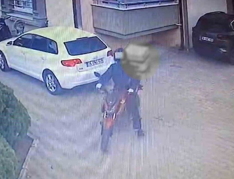 Kendi motosikleti gibi bindi, vitesi boşa atıp götürdü