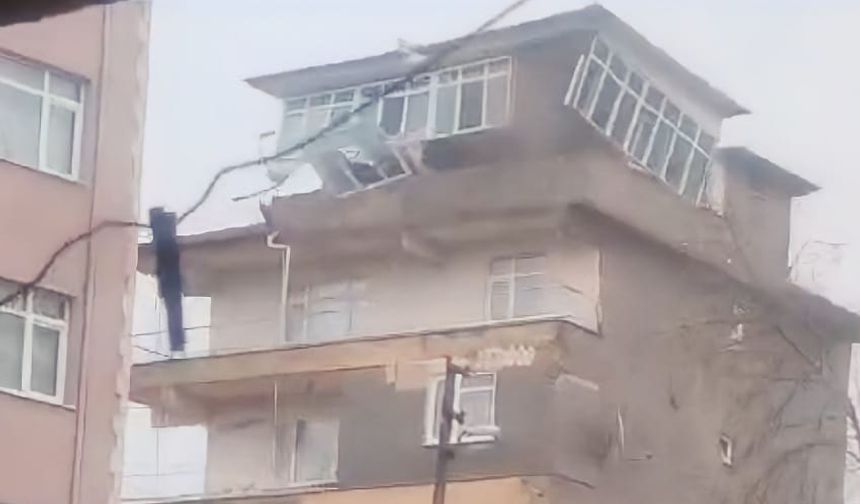 Şiddetli fırtına evin çatısını uçurdu: O anlar kamerada