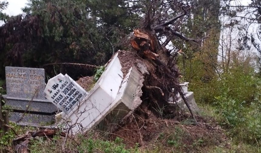 Fırtına, mezar taşlarını yerinden oynattı
