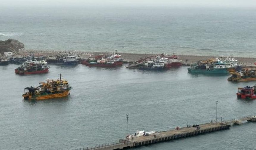 Fırtına uyarısı nedeniyle balıkçı tekneleri Amasra Limanı’na demirledi