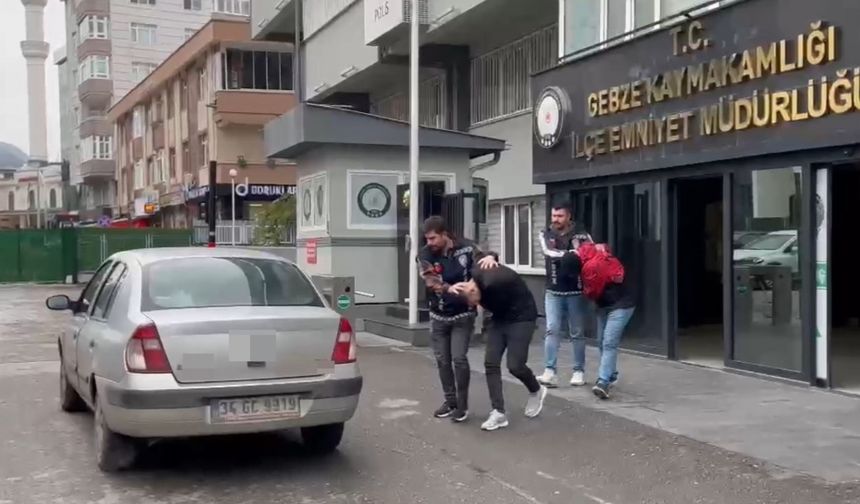 Evinin bahçesinde ailesiyle oturan adama dehşeti yaşatmışlardı, yakalandılar