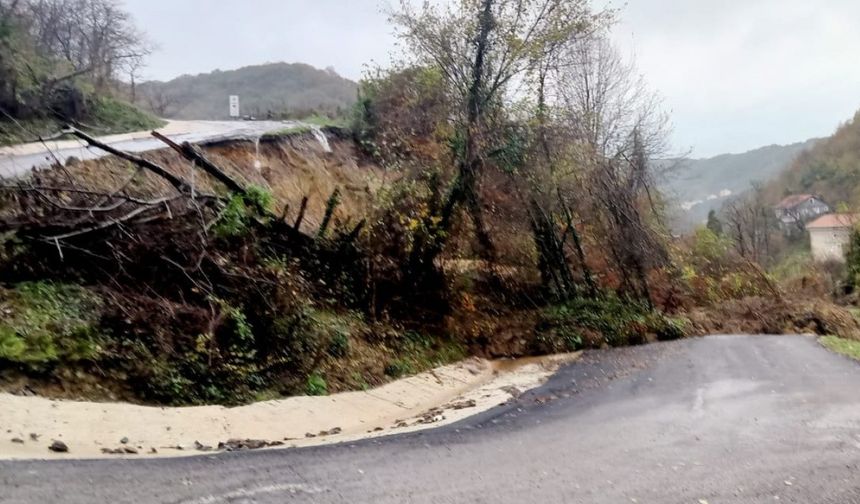 Heyelan yolu ulaşıma kapattı