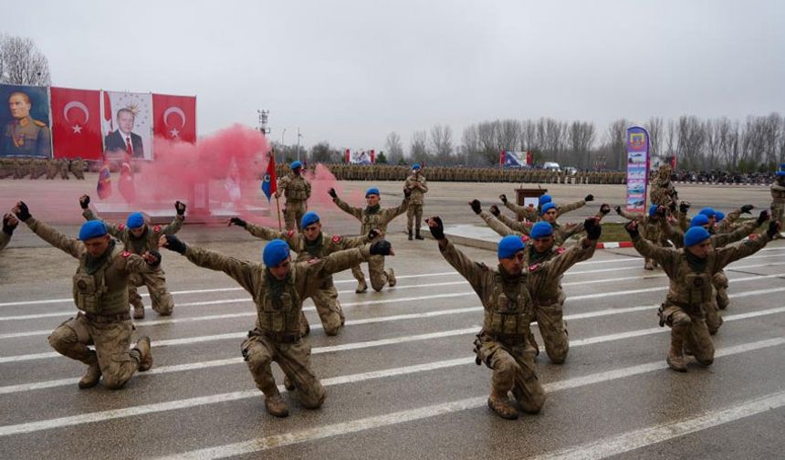 Komandolar, zeybek oynayarak mezun oldu