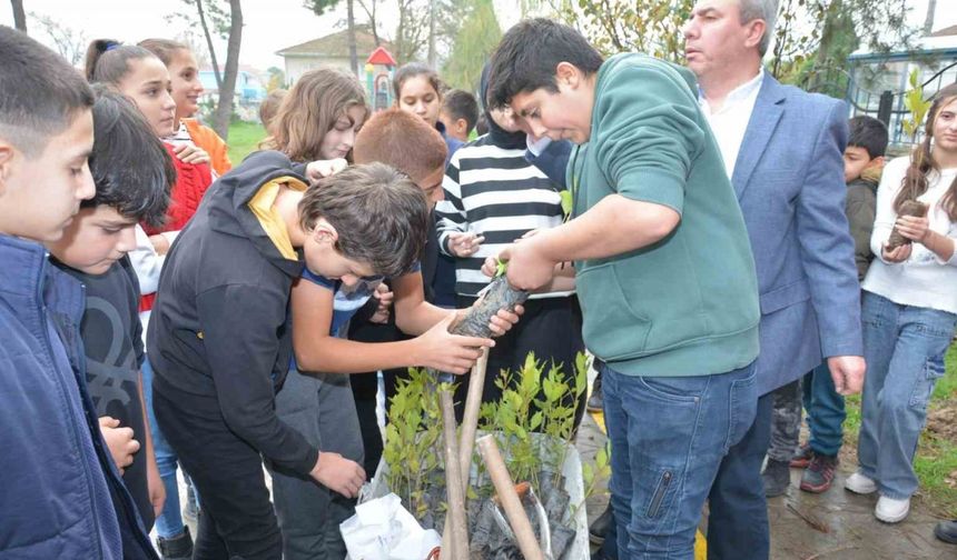 Öğrenciler Filistinli şehit çocuklar anısına fidan dikti