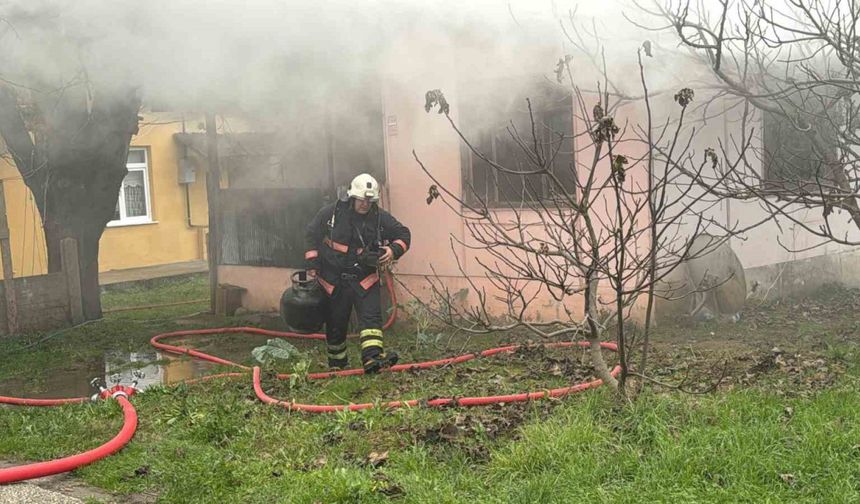 Prefabrik evde çıkan yangın güçlükle söndürüldü