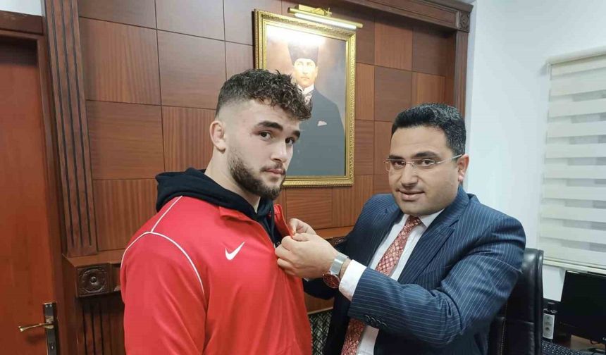 Şampiyon güreşçi Alperen Atar, memleketi Alaplı’da davul zurna ile karşılandı