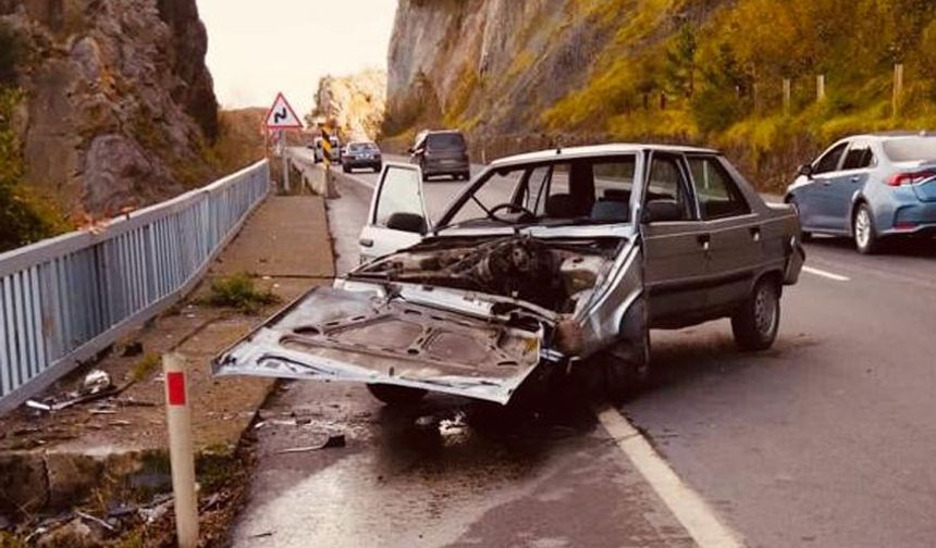 Bariyere çarpan otomobil paramparça oldu
