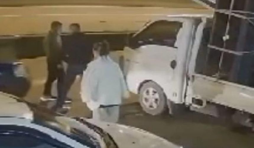 Aynı kamyonete 1 dakika içinde 2 kez çarptı; Meraklı vatandaş yaralandı