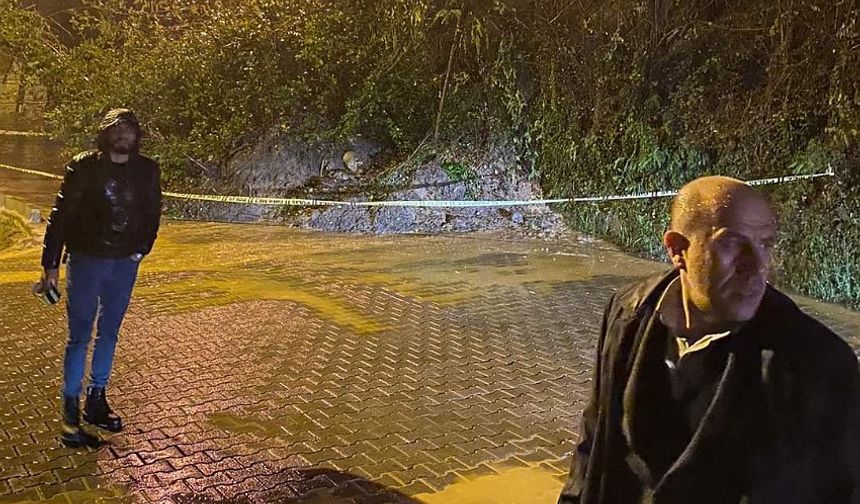 Heyelan korkuttu: Yol araç ve yaya geçişine kapatıldı