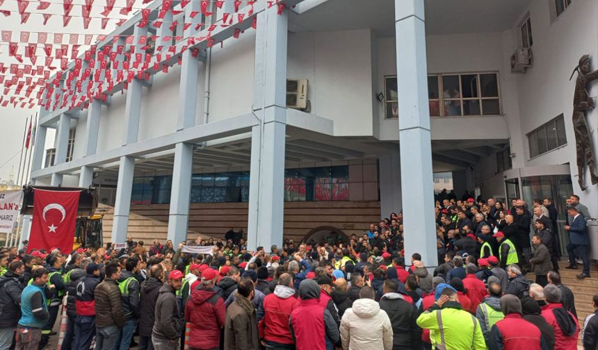 Zonguldak Belediyesi önünde izdiham: İşçiler ek zam sevinci yaşıyor