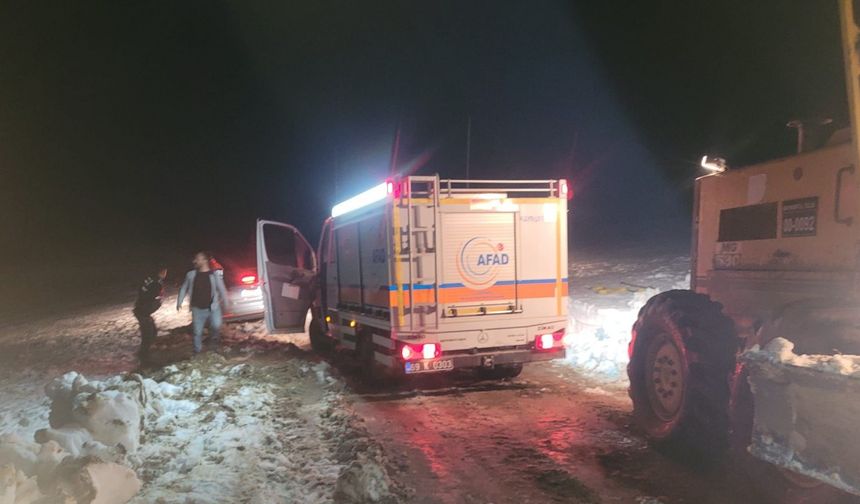Karlı dağ yolunda mahsur kalan 4 turist kurtarıldı