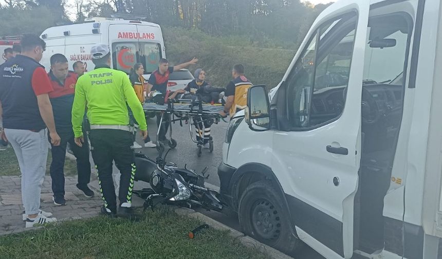 Motosiklet sürücüsü kamyonun altında kaldı: 1 ağır yaralı