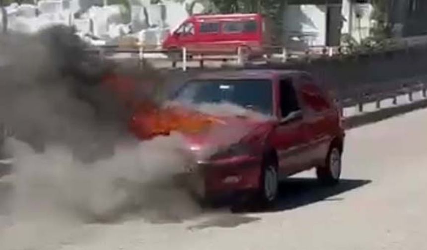 Otomobil kırmızı ışıkta alev alev yandı
