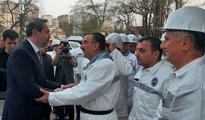 Enerji Bakanı Alparslan Bayraktar, madencilerle iftarda buluştu